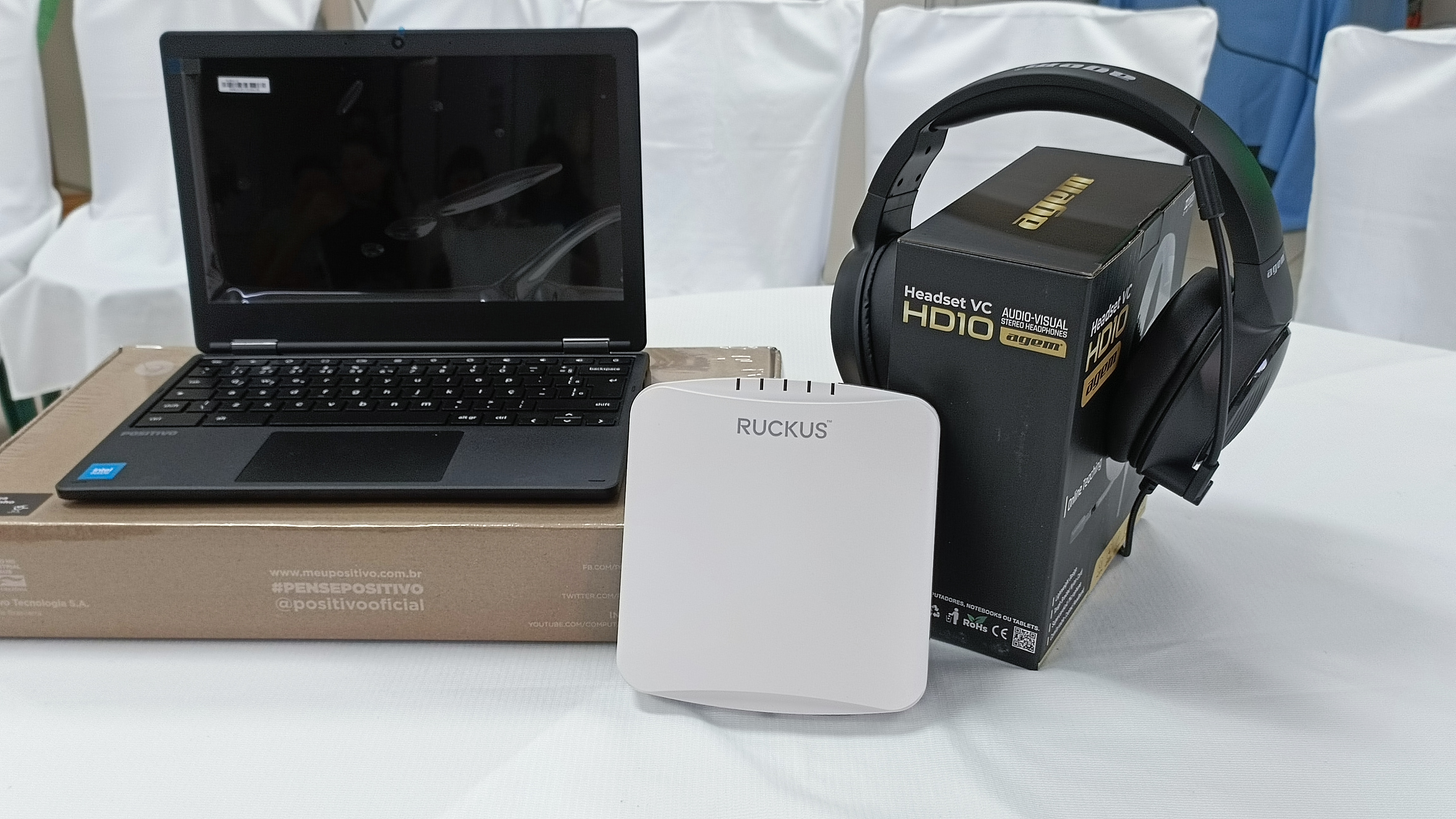 Entrega de kits tecnológicos para as escolas municipais.