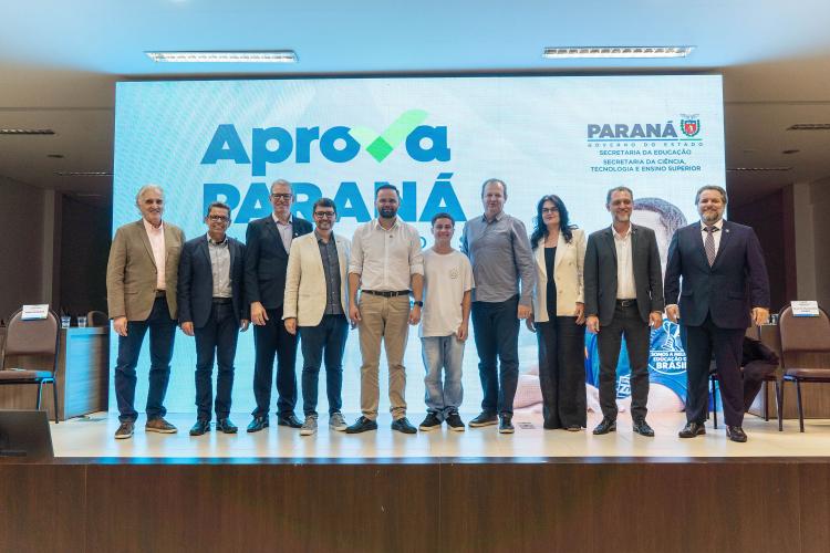 Pessoas em pé no lançamento do evento do Aprova Paraná