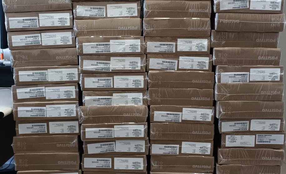 Entrega de kits tecnológicos para as escolas municipais.