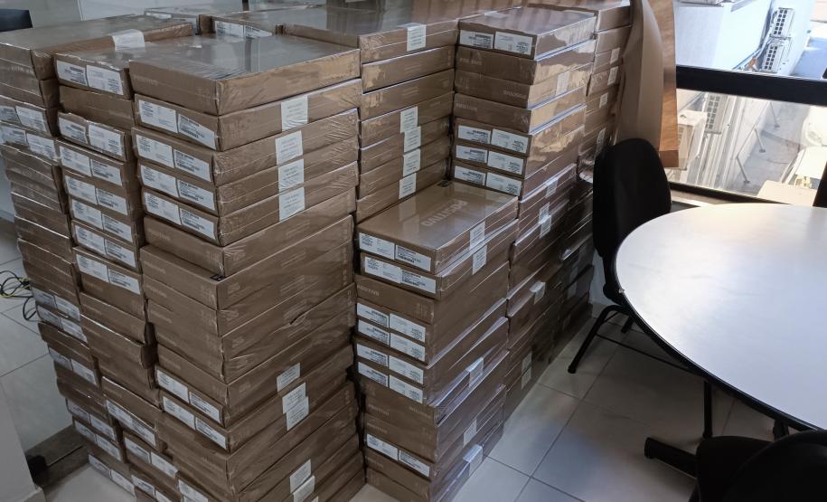 Entrega de kits tecnológicos para as escolas municipais.