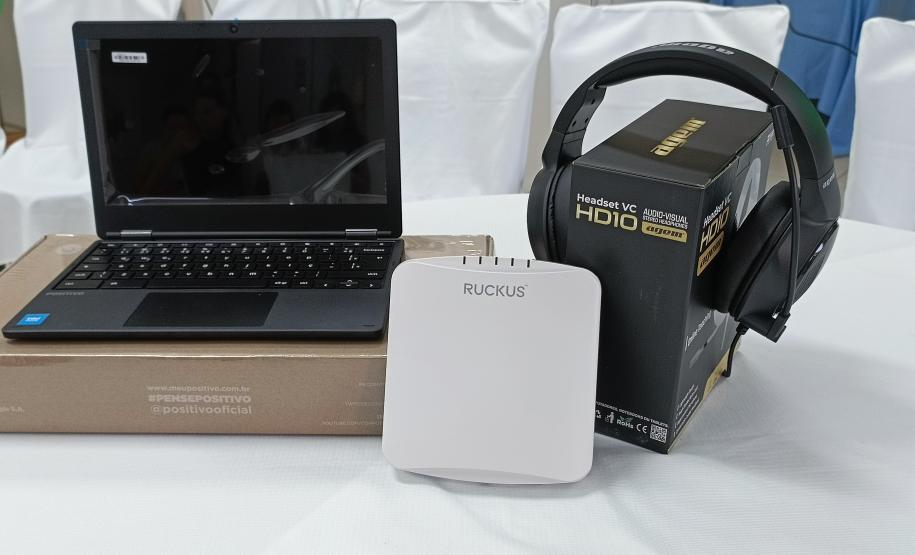 Entrega de kits tecnológicos para as escolas municipais.