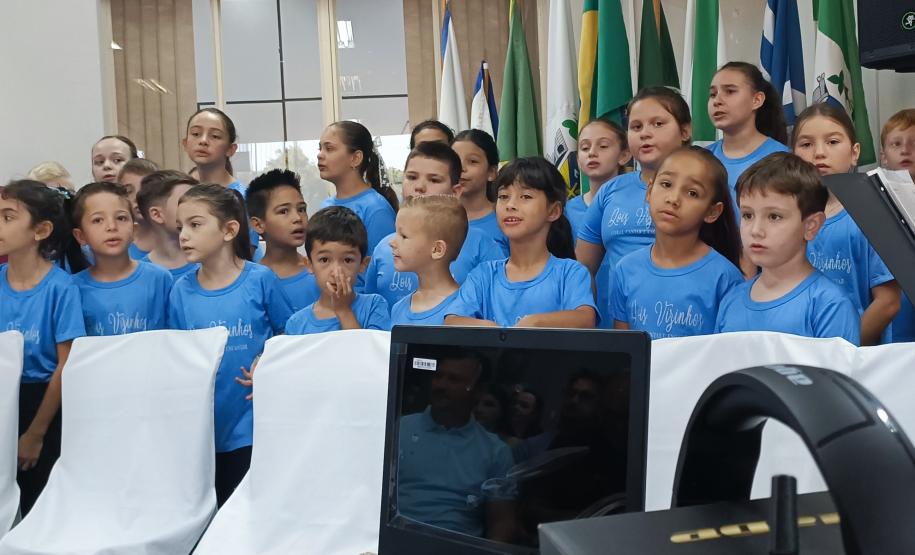 Entrega de kits tecnológicos para as escolas municipais.