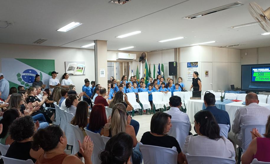 Entrega de kits tecnológicos para as escolas municipais.